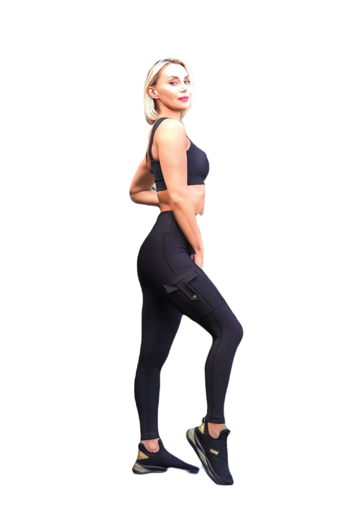 Die Frau in den 1122 Cargo Leggings von Lismina präsentiert selbstbewusst das elegante Seitentaschen-Design.